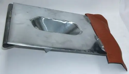 Metallene Dachdurchführung mit ovalem Öffnungsbereich und gerilltem Rand. Geeignet für Daikin-Systeme zur Installation auf Dächern.